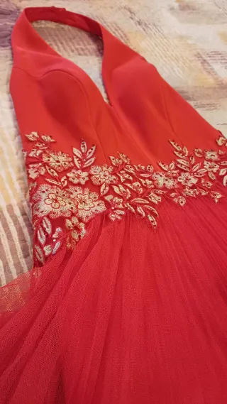 Vestido largo rojo con bordado floral