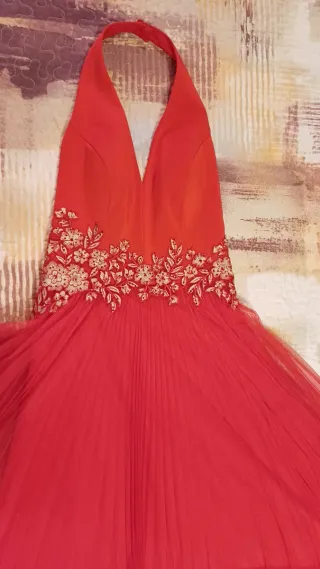 Vestido largo rojo con bordado floral