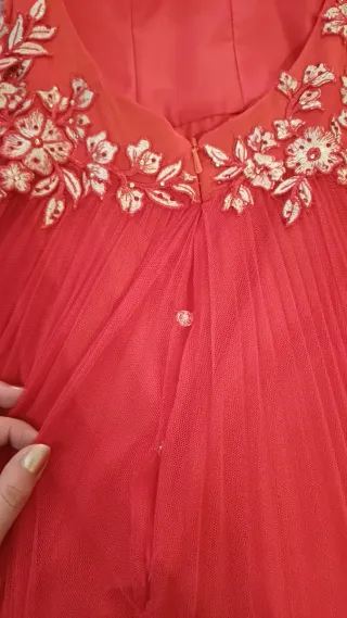 Vestido largo rojo con bordado floral