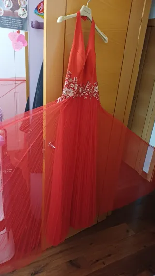 Vestido largo rojo con bordado floral