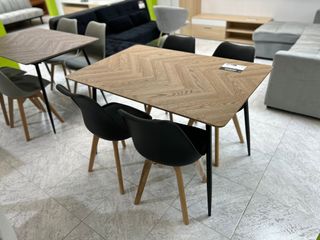 Mesa Sama Extensible + 4 Sillas Negras