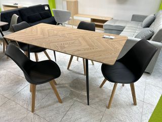 Mesa Sama Extensible + 4 Sillas Negras