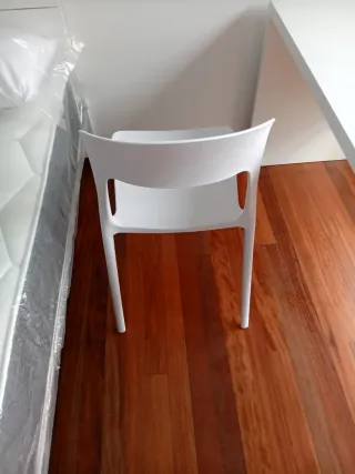 Silla de plástico blanca moderna
