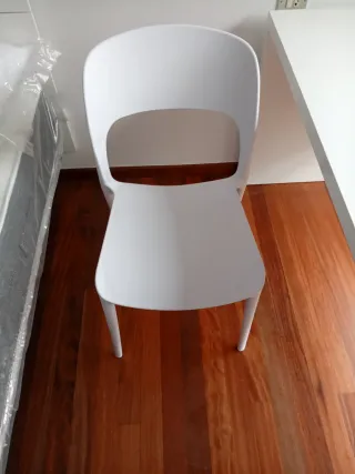 Silla de plástico blanca moderna