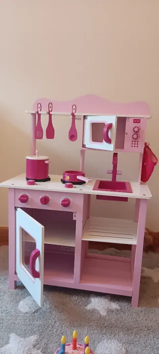 Cocinita de juguete rosa