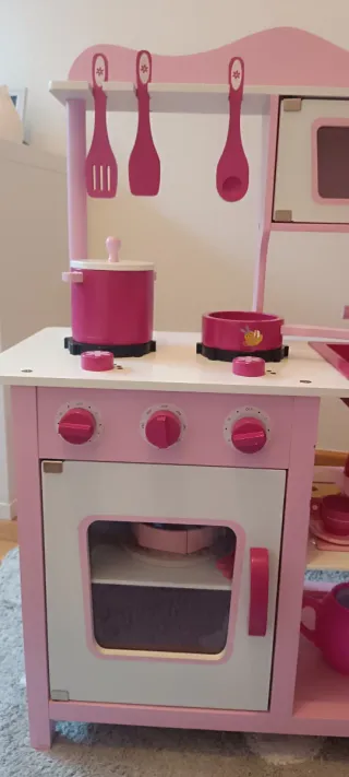Cocinita de juguete rosa