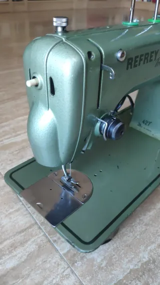 Máquina de coser Refrey Transforma 427