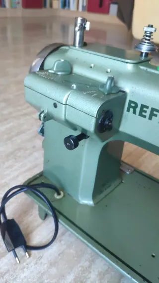 Máquina de coser Refrey Transforma 427