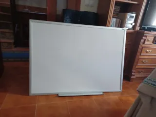 Pizarra blanca magnética de 122 x 88 cms
