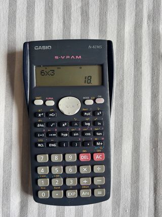 Calculadora Científica Casio fx-82MS