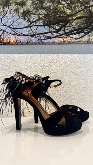 Zapatos de tacón joya negros y dorados