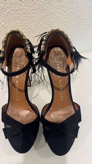 Zapatos de tacón joya negros y dorados