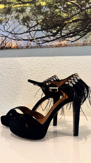Zapatos de tacón joya negros y dorados