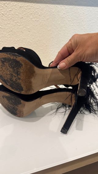 Zapatos de tacón joya negros y dorados