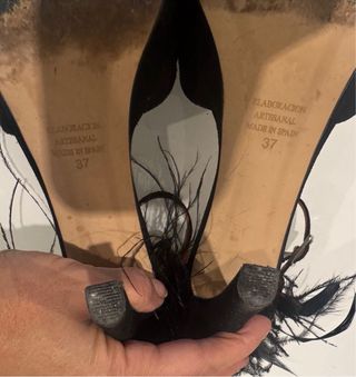 Zapatos de tacón joya negros y dorados