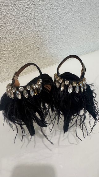 Zapatos de tacón joya negros y dorados