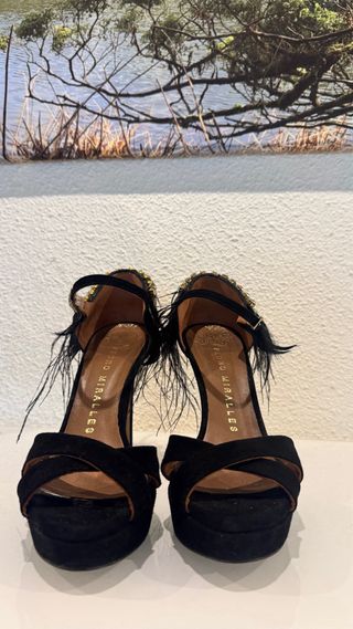 Zapatos de tacón joya negros y dorados