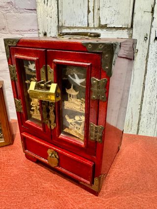 Joyero chino antiguo con candado y llave