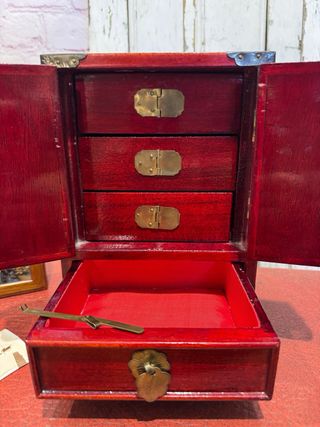 Joyero chino antiguo con candado y llave