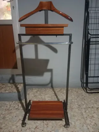 Perchero de pie antiguo madera y metal con ruedas