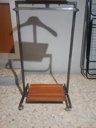 Perchero de pie antiguo madera y metal con ruedas