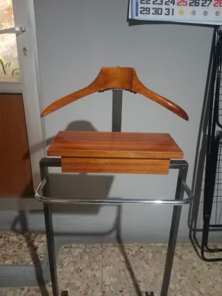 Perchero de pie antiguo madera y metal con ruedas