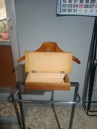 Perchero de pie antiguo madera y metal con ruedas