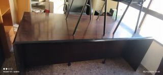 Mesa de despacho con 3 sillas