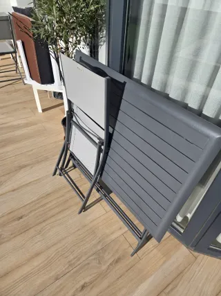 Mesa y 2 sillas plegables de acero