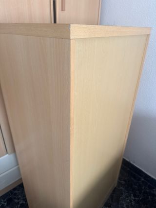 Cómoda de madera y plástico pintada en buen estado