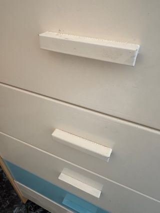 Cómoda de madera y plástico pintada en buen estado