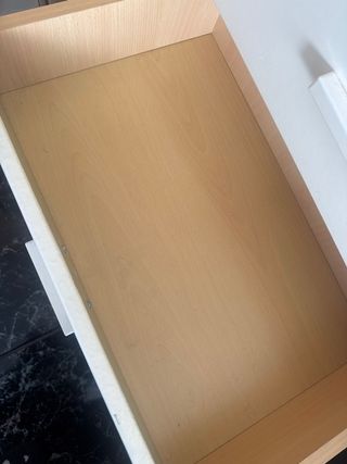 Cómoda de madera y plástico pintada en buen estado