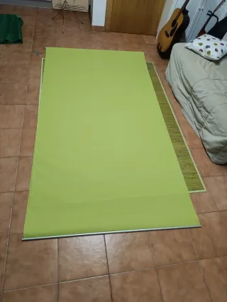 Tenda a rullo verde in tessuto