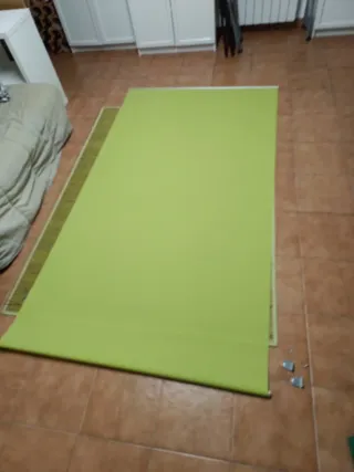 Tenda a rullo verde in tessuto