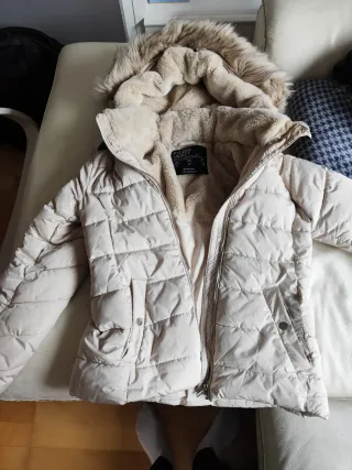 Abrigo beige con capucha y pelo