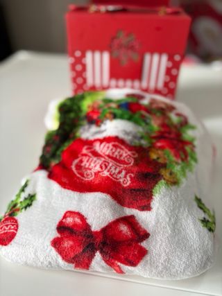 Scatola regalo rossa con pois e fiocchi