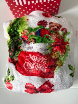 Scatola regalo rossa con pois e fiocchi