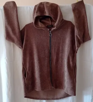 Chaquetas con cremallera y capucha.