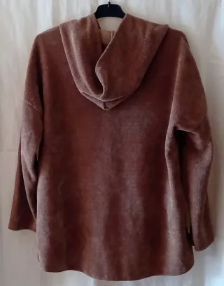 Chaquetas con cremallera y capucha.