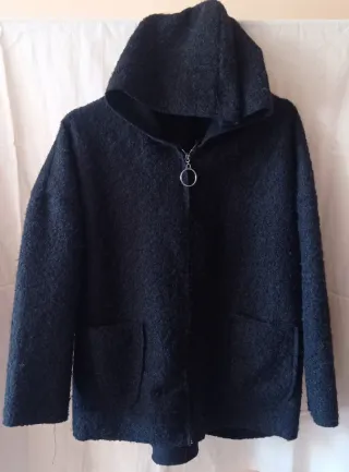 Chaquetas con cremallera y capucha.