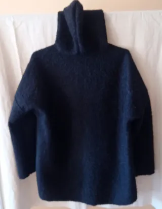 Chaquetas con cremallera y capucha.