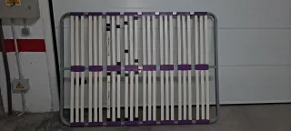 Somier de tablas de madera y metal