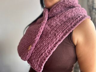 Bufanda de punto rosa con botones