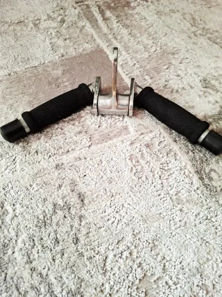 Barra de bíceps y tríceps.