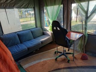Caravan com tenda fixa