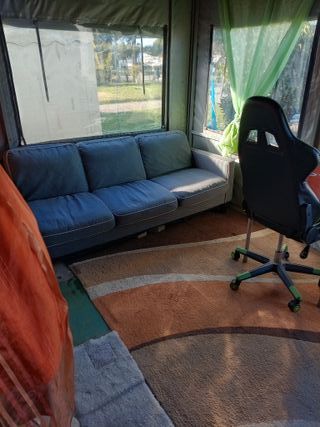 Caravan com tenda fixa