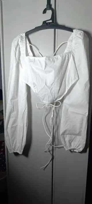 Blusa blanca manga larga.