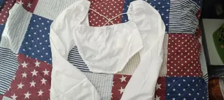 Blusa blanca manga larga.