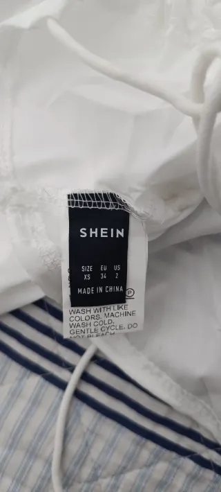 Blusa blanca manga larga.