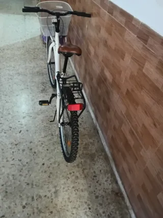 Bicicleta Paseo Blanca con Cesta